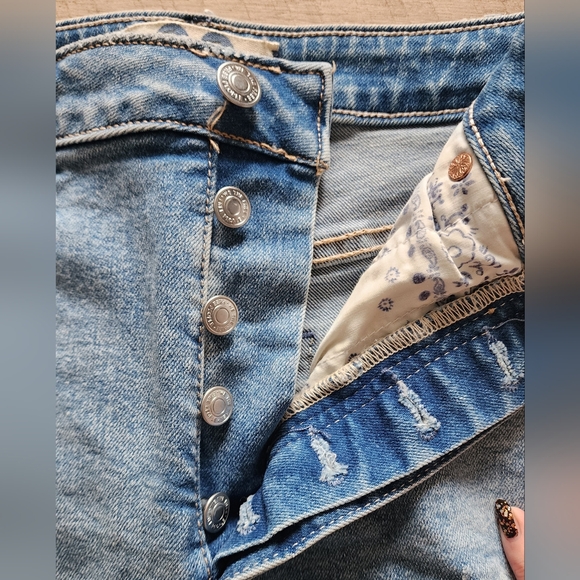 ✨️LAST CHANCE✨️ We the Free Curvy Distressed Shorts Size 29 - Picture 5 of 6